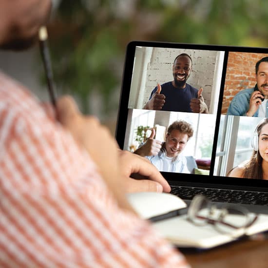 Videomeeting auf einem Laptop